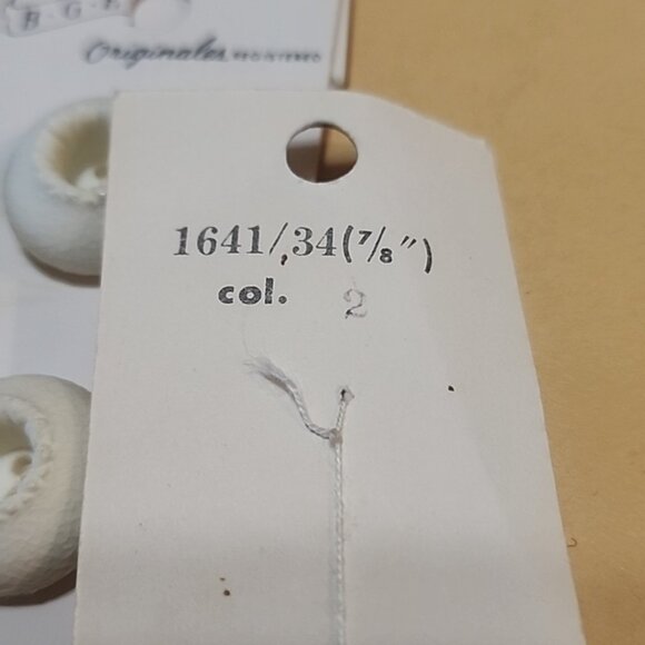 Vintage BGE ORIGINALS White Plastic Buttons Made In Japan Lot 10 On Cards - Picture 5 of 6